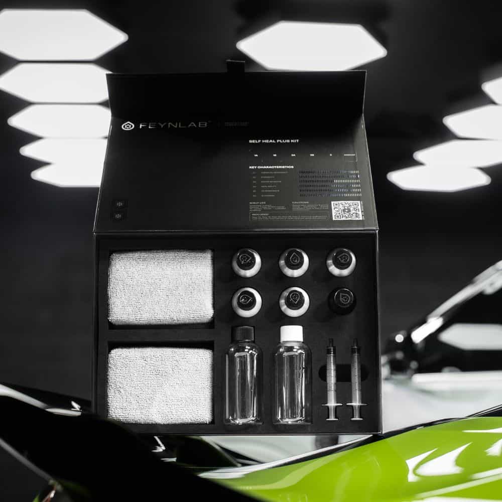 Detailní pohled na otevřený set FEYNLAB® Self Heal Plus Kit – prémiová keramická ochrana laku se samoopravnou technologií pro automobily.