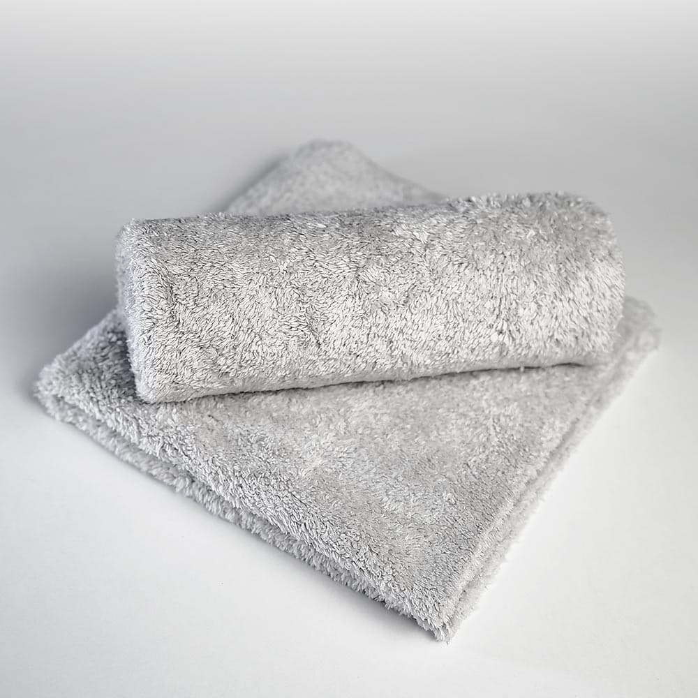 Světle šedá univerzální mikrovláknová utěrka FEYNLAB Plush 370 GSM složená a srolovaná