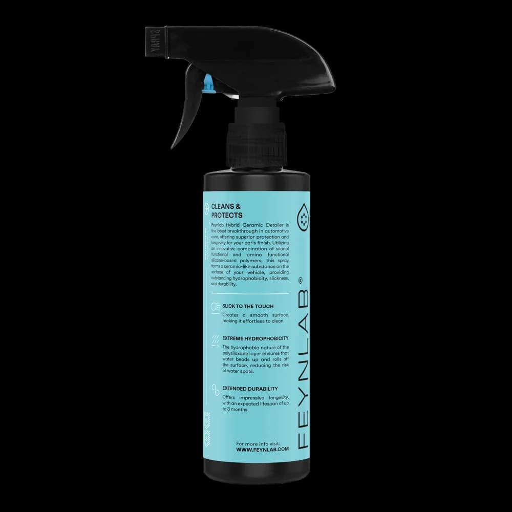 Boční strana FEYNLAB Hybrid Ceramic Detailer 500ml zobrazující extrémní hydrofobitu a samočistící vlastnosti