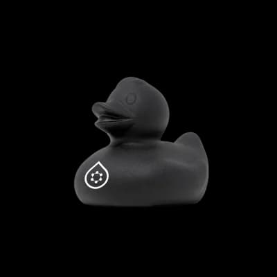 Matně černá gumová kačenka FEYNLAB Rubber Duck s bílým logem na hrudi